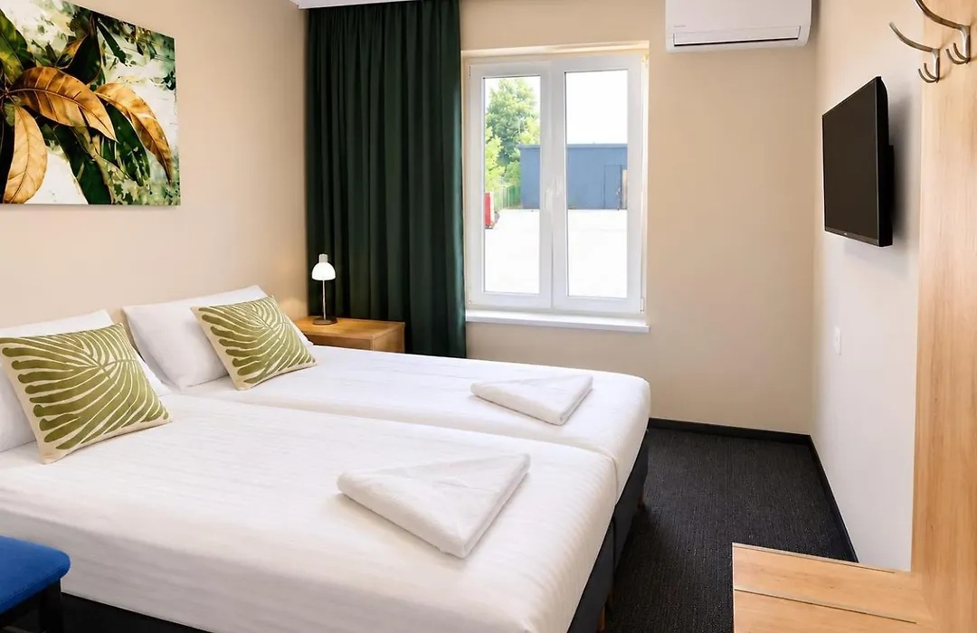 Samoobsługowy Hotel Astoria Fly Modlin Airport-1